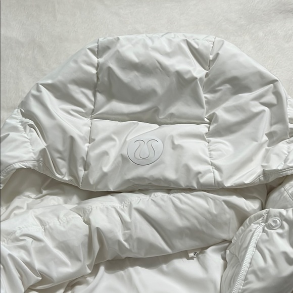 Lululemon Athletica White Puffer Jacket with Cropped Design - Picture 9 of 16